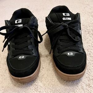 Globe 7.5 Tilt Black with Gum soles